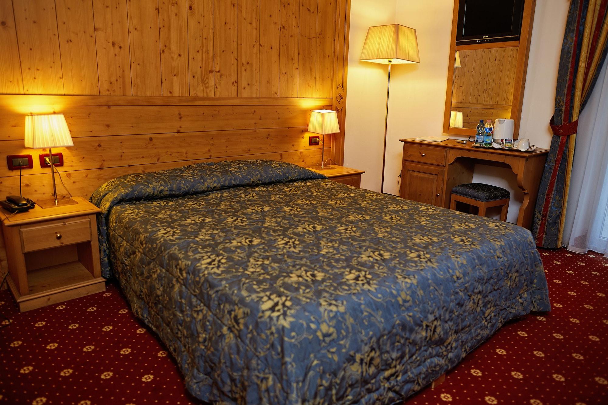 Gh Hotel Monzoni Pozza di Fassa Bagian luar foto
