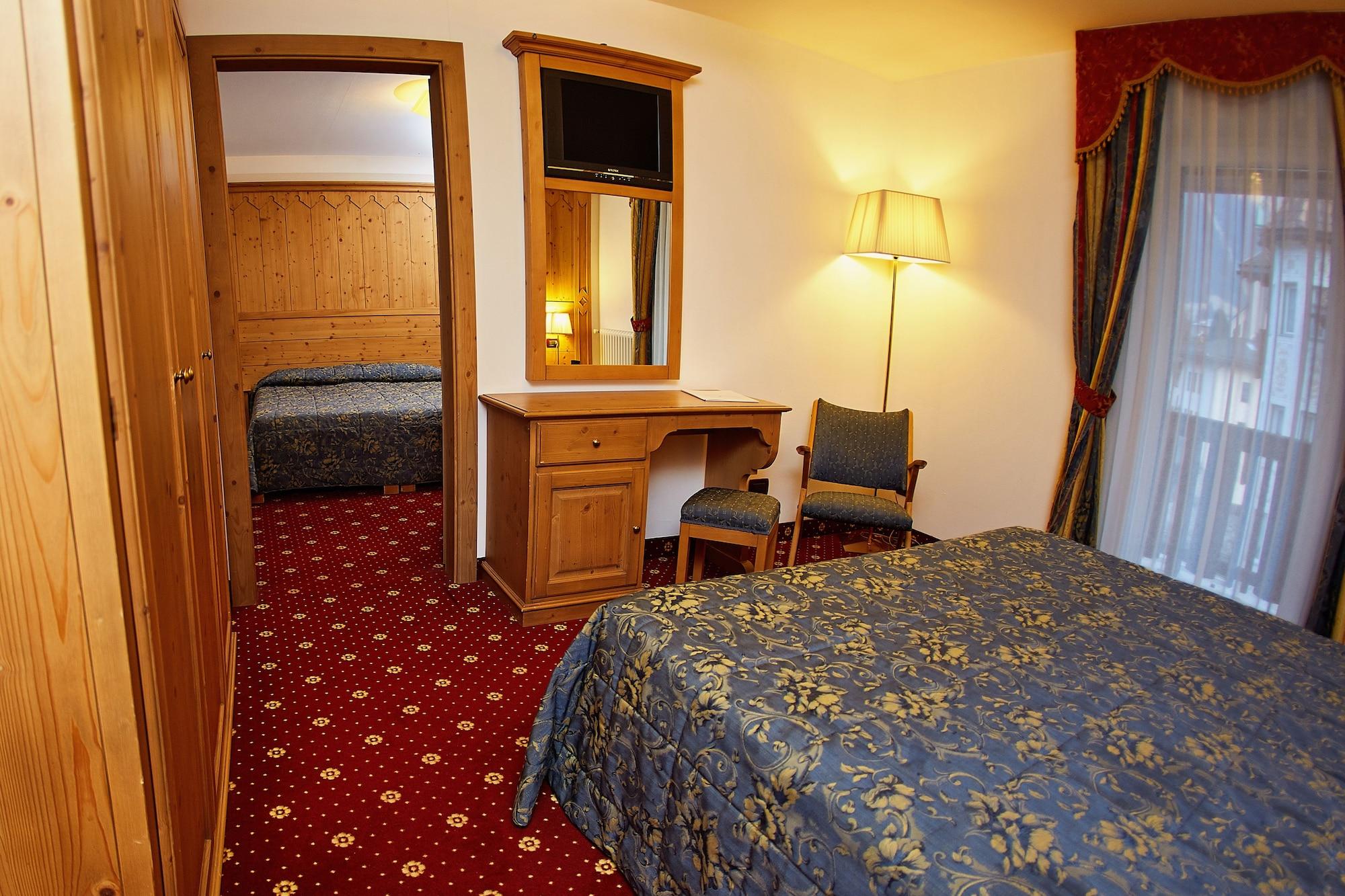 Gh Hotel Monzoni Pozza di Fassa Bagian luar foto