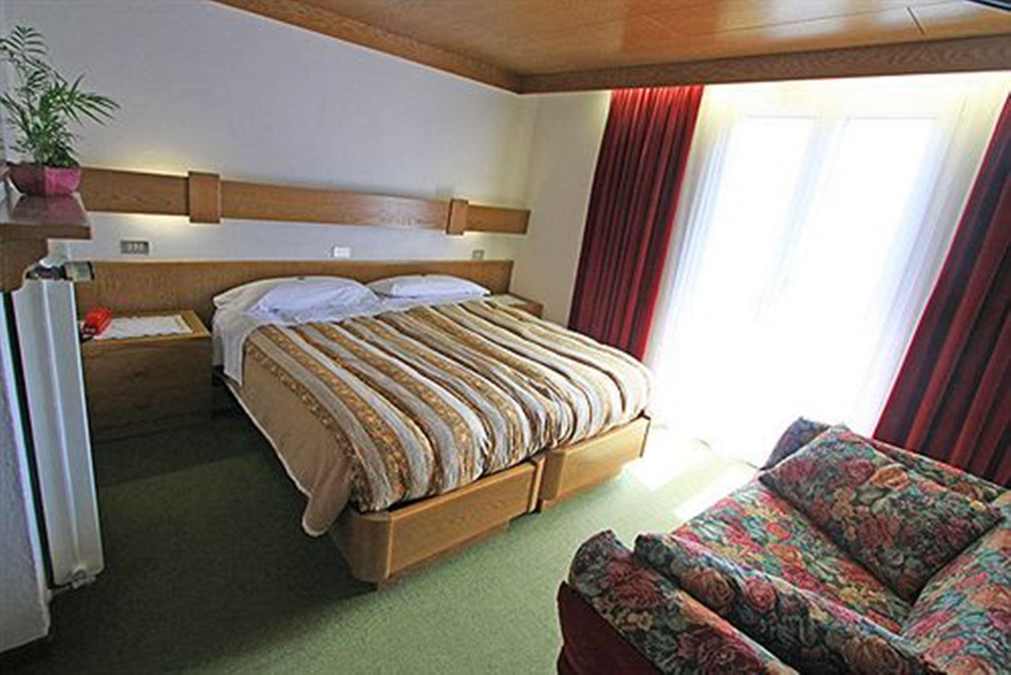 Gh Hotel Monzoni Pozza di Fassa Bagian luar foto