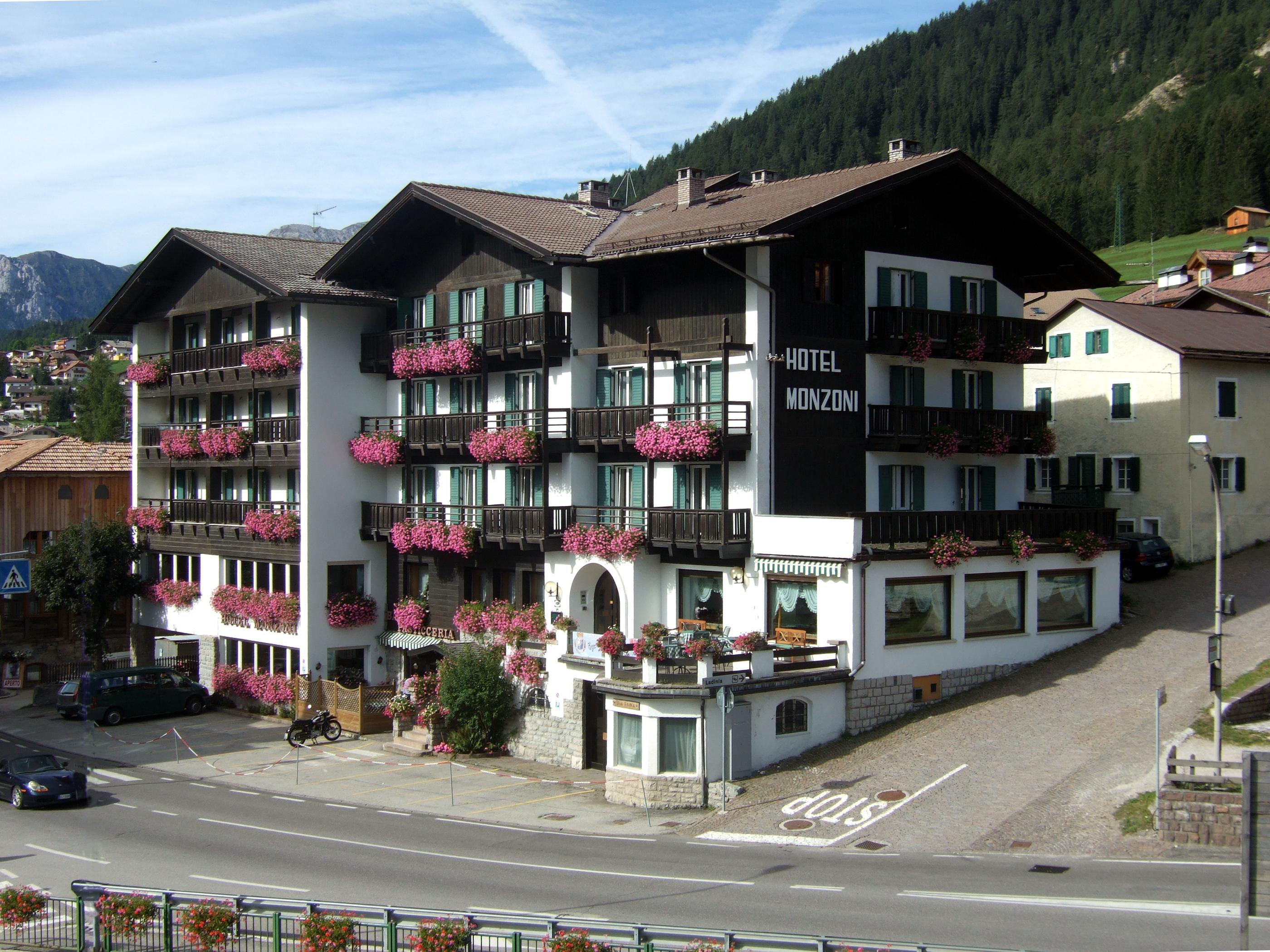 Gh Hotel Monzoni Pozza di Fassa Bagian luar foto
