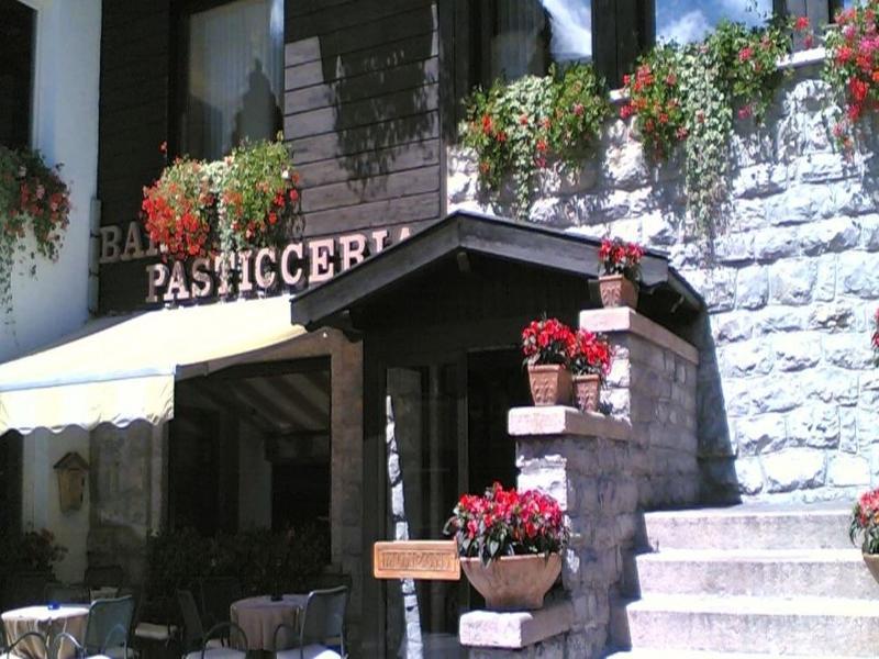 Gh Hotel Monzoni Pozza di Fassa Bagian luar foto