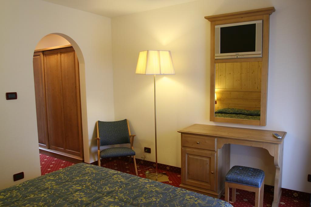 Gh Hotel Monzoni Pozza di Fassa Bagian luar foto