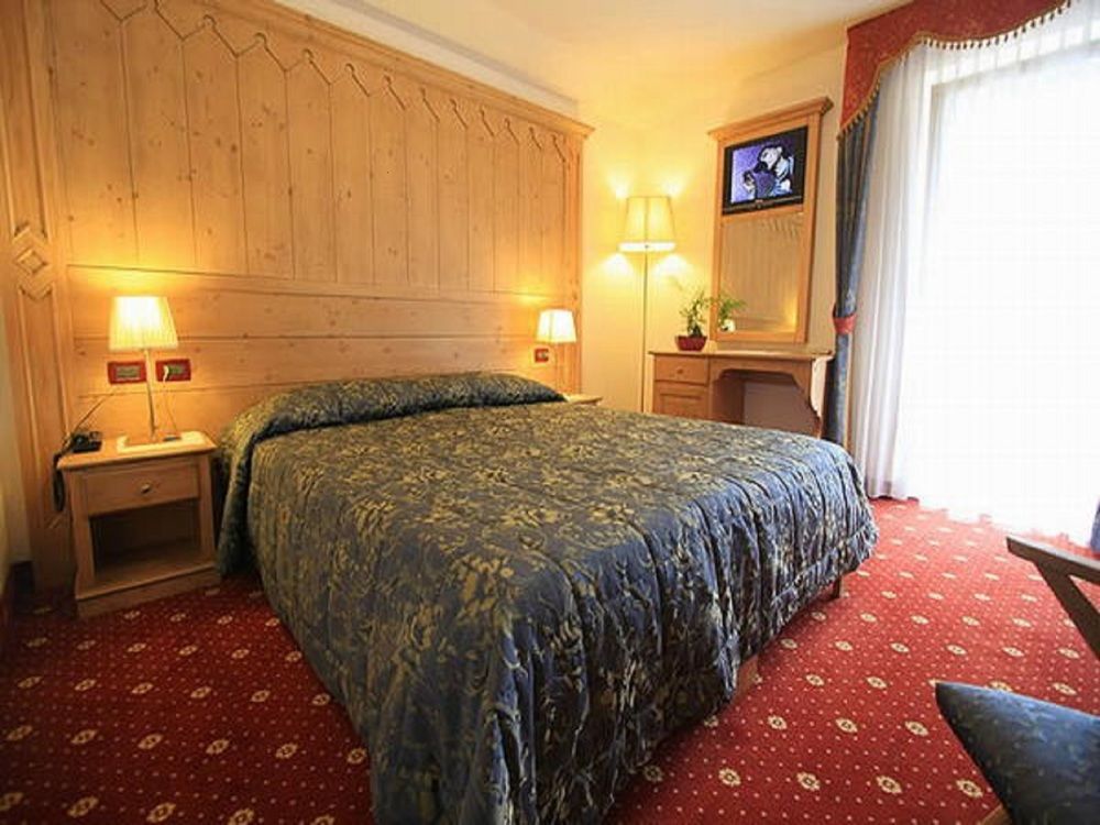 Gh Hotel Monzoni Pozza di Fassa Bagian luar foto