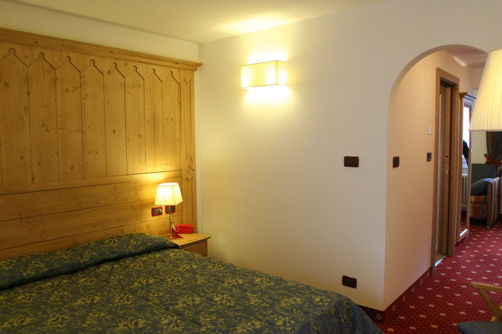 Gh Hotel Monzoni Pozza di Fassa Bagian luar foto