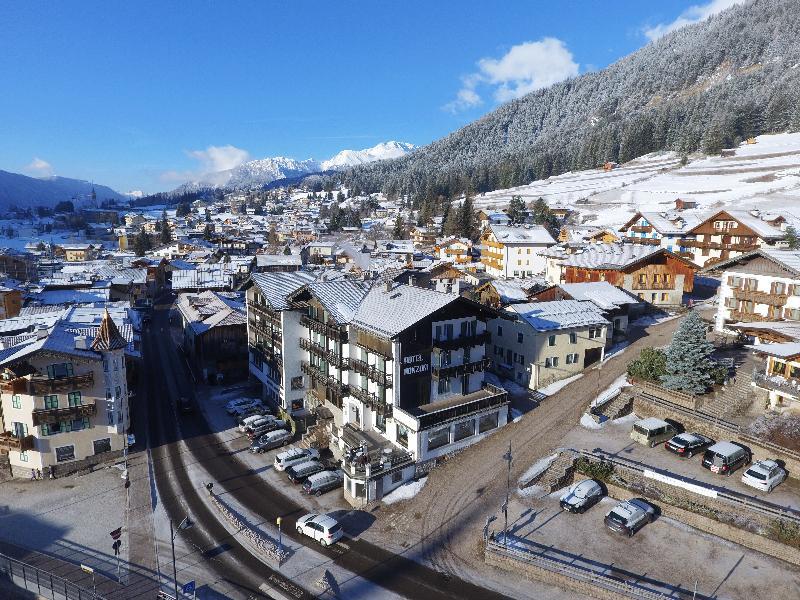 Gh Hotel Monzoni Pozza di Fassa Bagian luar foto